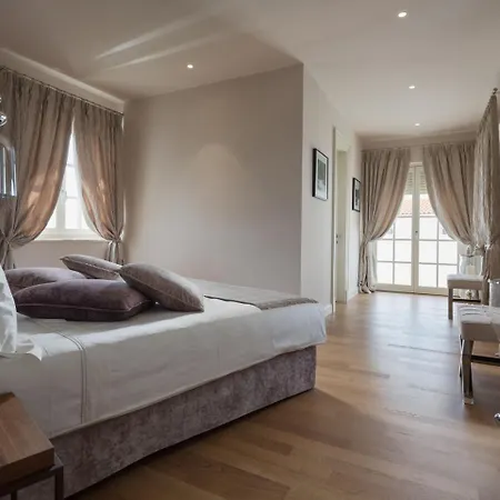 Aurora Villa *